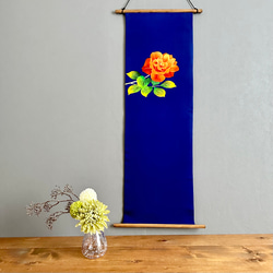帯のタペストリー　鮮やかな青に咲く薔薇　着物リメイク インテリア　掛け軸 　正月飾り　ギフト　古民家　壁飾り　日本　土産 2枚目の画像