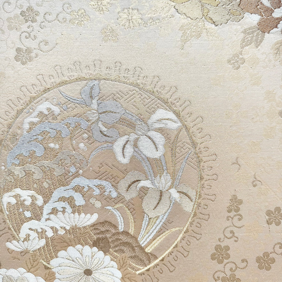 着物のファブリックパネル　淡金に鴛鴦と輝く花々（2枚セット）着物リメイク　インテリア　古民家　正月飾り　壁飾り　正月飾り 6枚目の画像