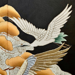 着物のファブリックパネル　漆黒に舞い飛ぶ鶴（2枚セット）　着物リメイク　インテリア　古民家　正月飾り　壁飾り　日本　土産 5枚目の画像
