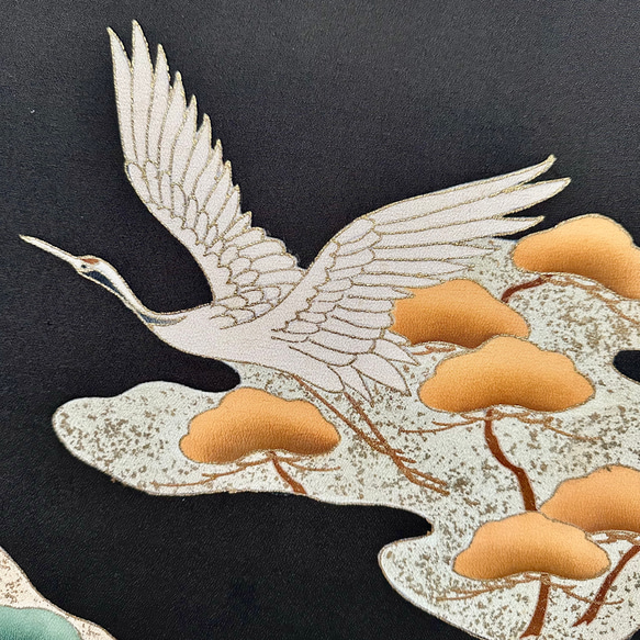 着物のファブリックパネル　漆黒に舞い飛ぶ鶴（2枚セット）　着物リメイク　インテリア　古民家　正月飾り　壁飾り　日本　土産 9枚目の画像