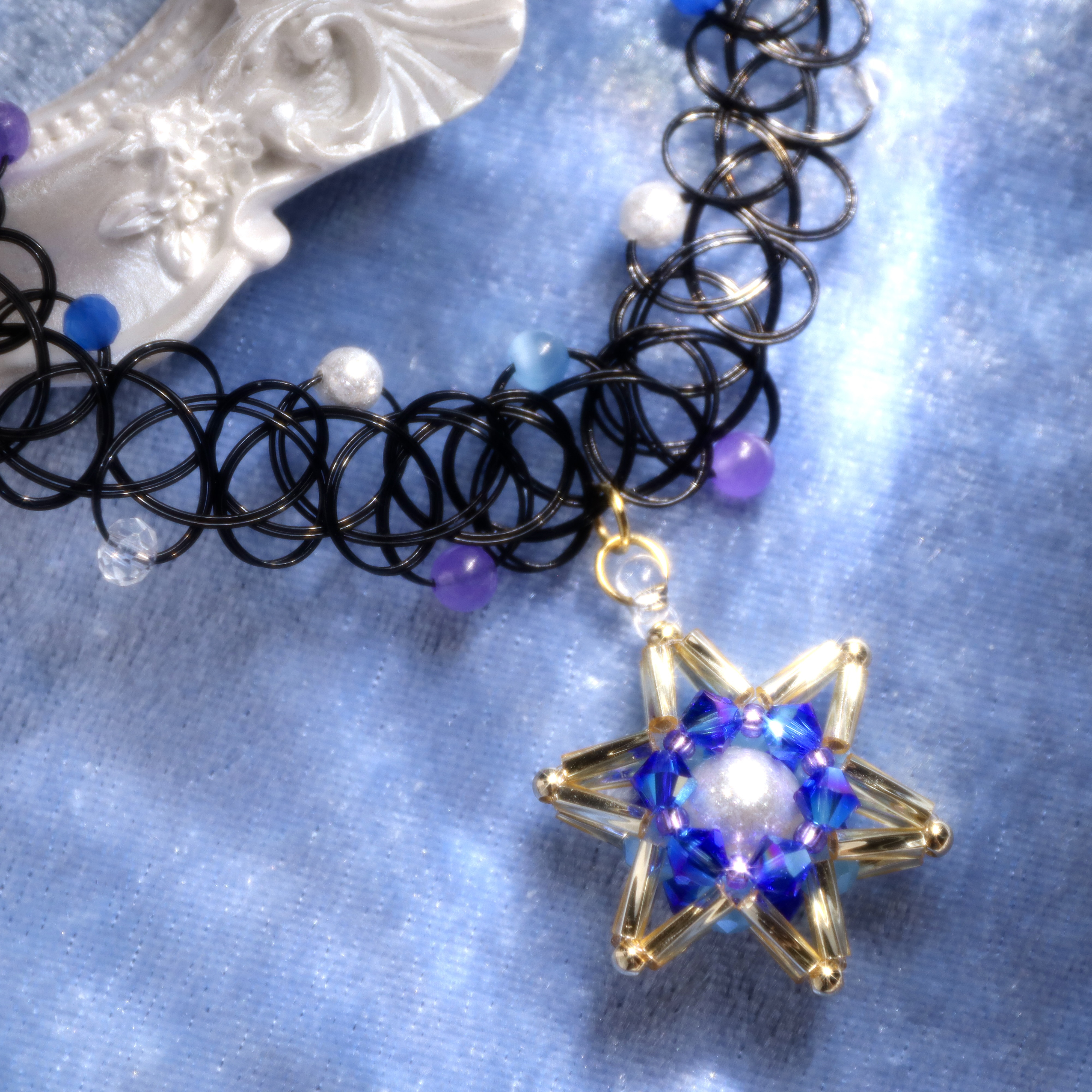 パールとクリスタルビーズの六芒星タトゥーチョーカー90年代風( ブルー ゴールド ブラック )