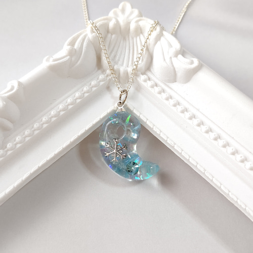 冬の新作＊シルバーの雪の結晶と水色の勾玉型レジンのネックレス