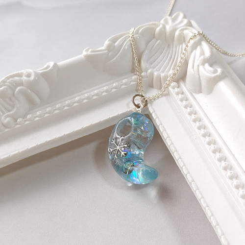 冬の新作＊シルバーの雪の結晶と水色の勾玉型レジンのネックレス