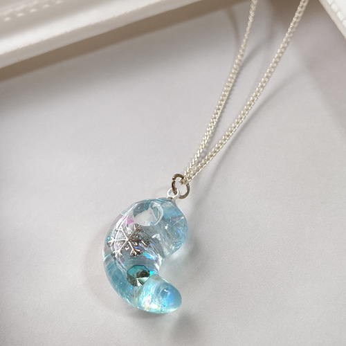 冬の新作＊シルバーの雪の結晶と水色の勾玉型レジンのネックレス