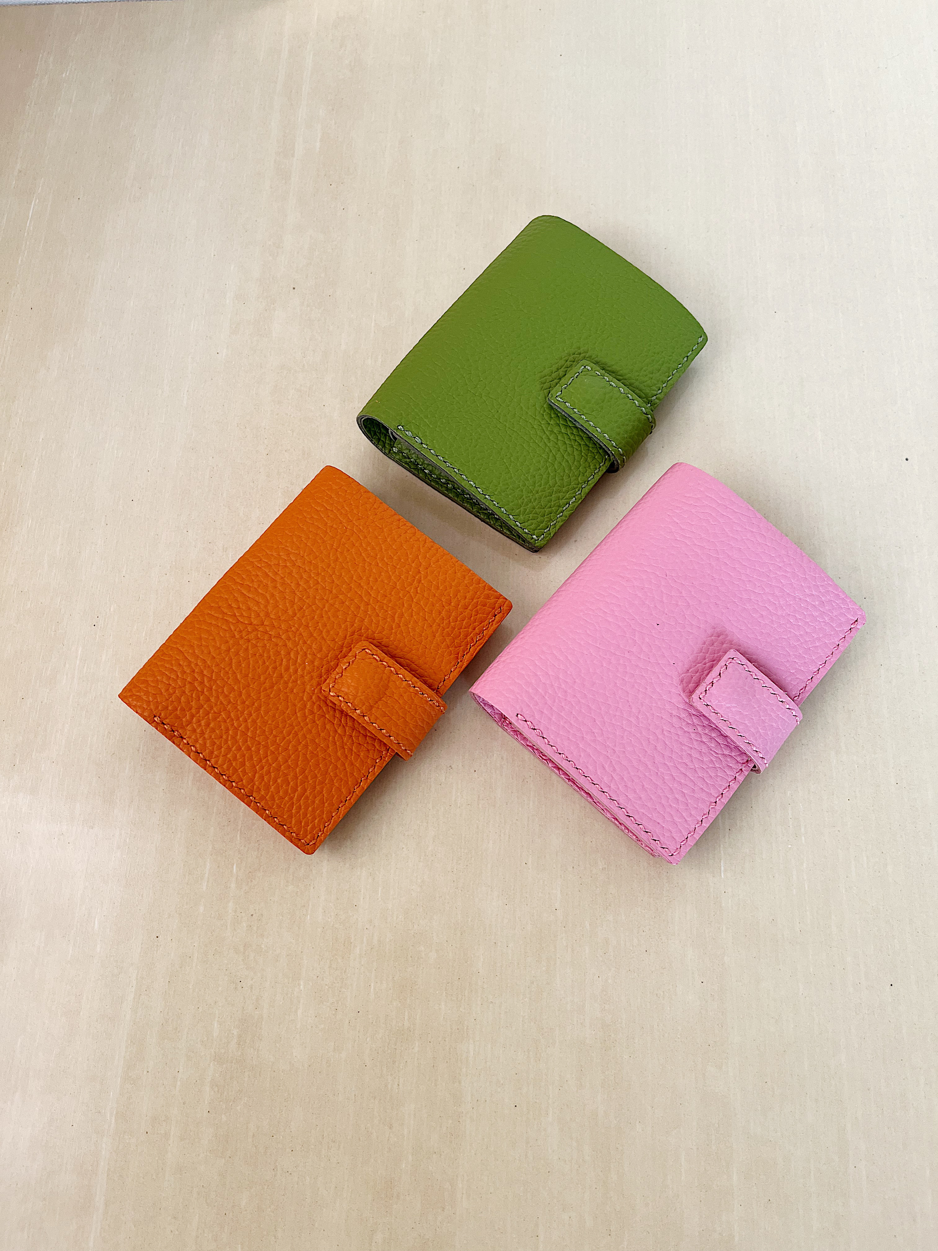 シュリンクレザーの折り財布　二つ折り財布　柔らかい革