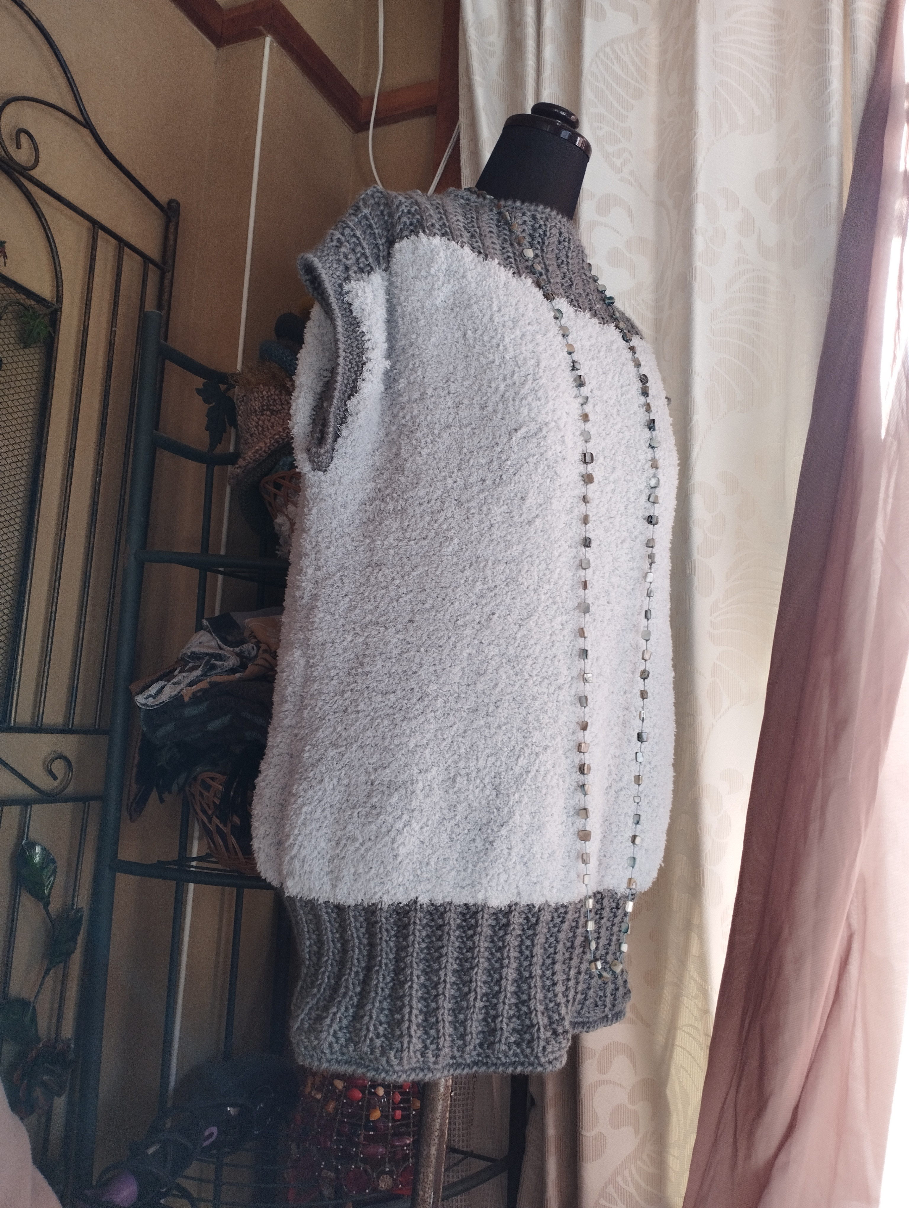 濃淡のグレーのバイカラープルオーバー