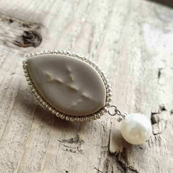 リーフ ブラウン タイル ブローチ 1粒 シェルパール ビーズ刺繍 美濃