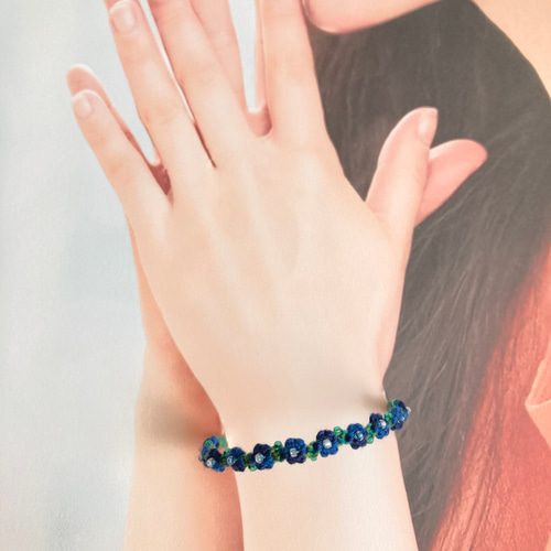 ネイビーブルーのお花＊フラワーミサンガ＊ミニフラワー＊プチギフト