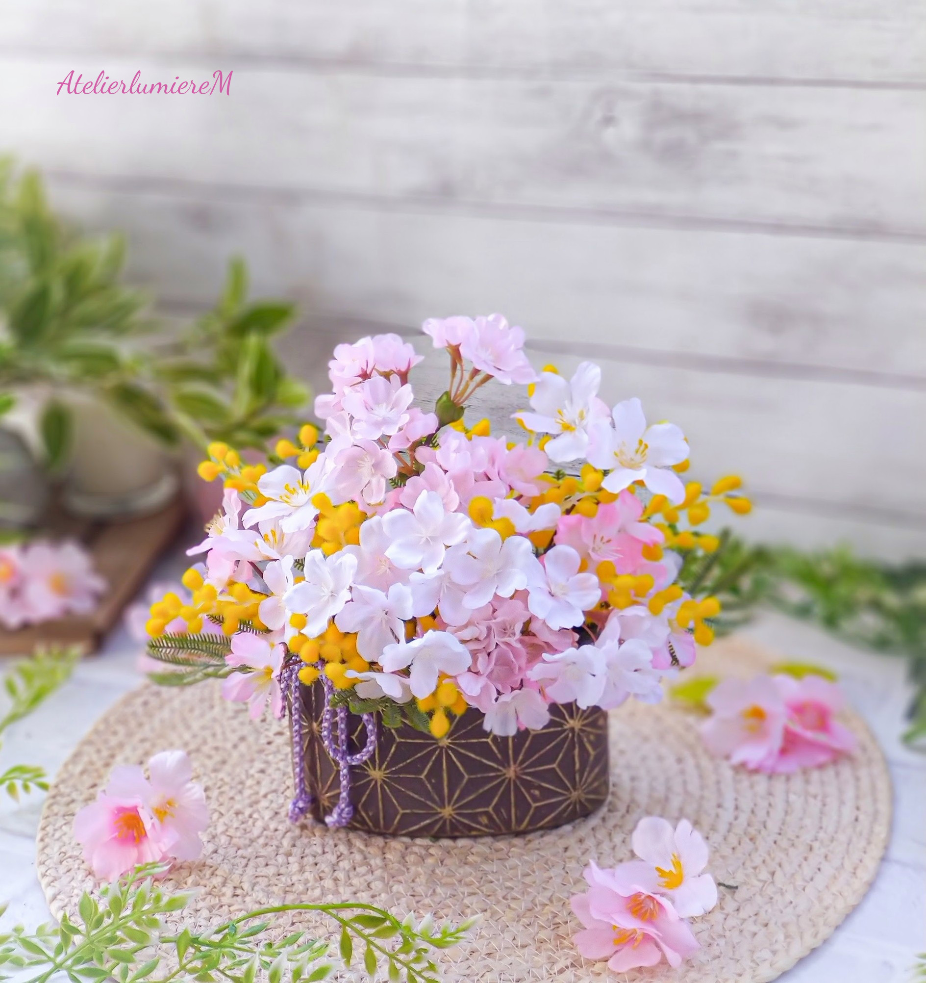 ミモザの蕾とアンティーク紫陽花の春待ちフライングリース　ひな祭り　スターチス ポプラスベリーのリース ピンクの紫陽花とスターチスがちらりと