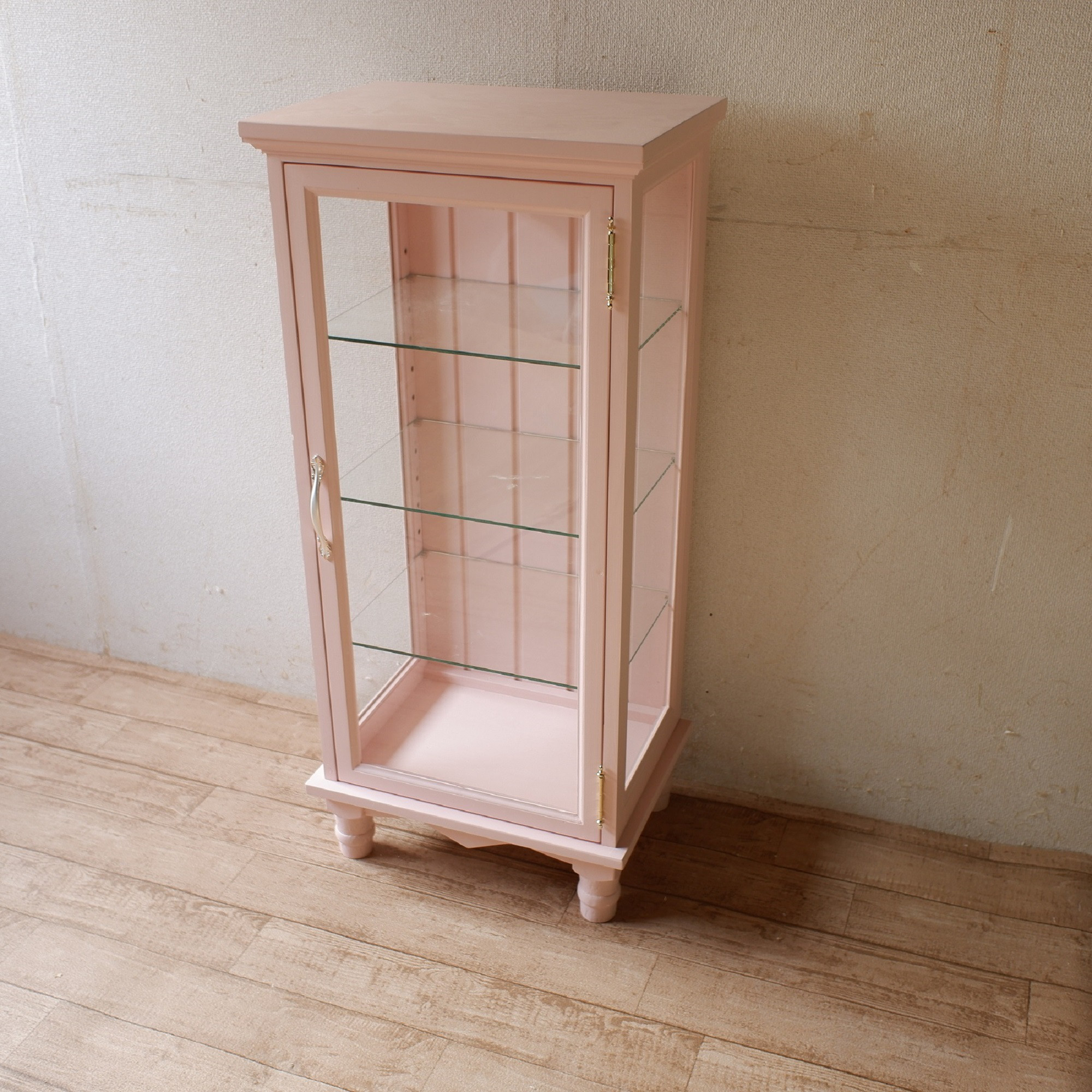 ろくろ脚のガラスキャビネット ネイルピンク塗装 チェスト