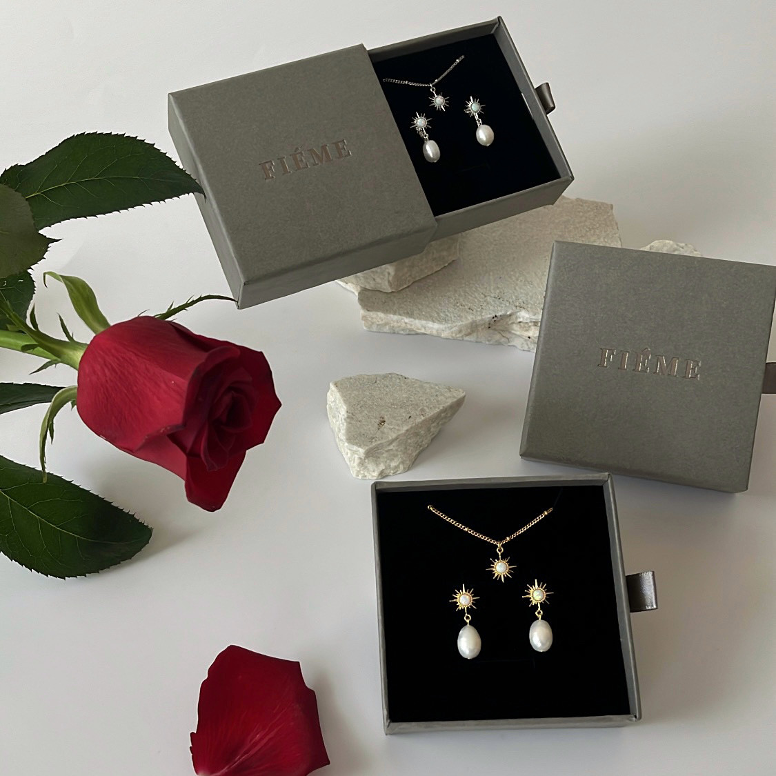 ［色の変化を楽しむオパール］ネックレス&耳飾り 2点セット ＊ 天然オパール/ 淡水真珠 / サージカルステンレス