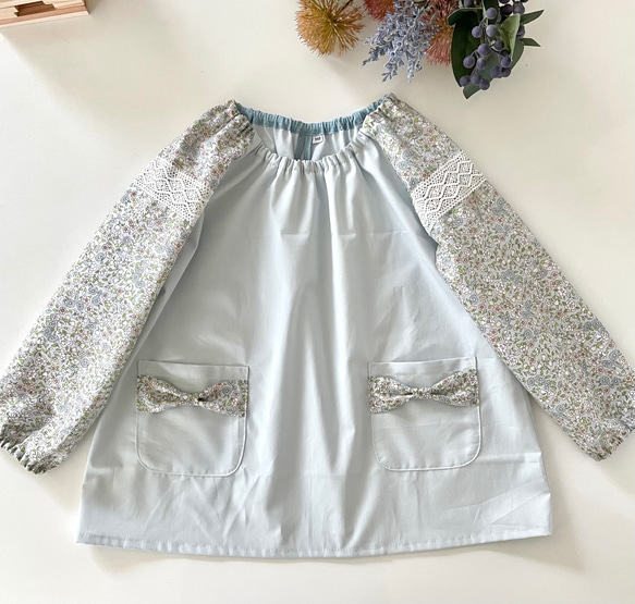 甘さ控えめ花柄ライトブルー☆90-130cmキッズスモック☆掛け紐付き 