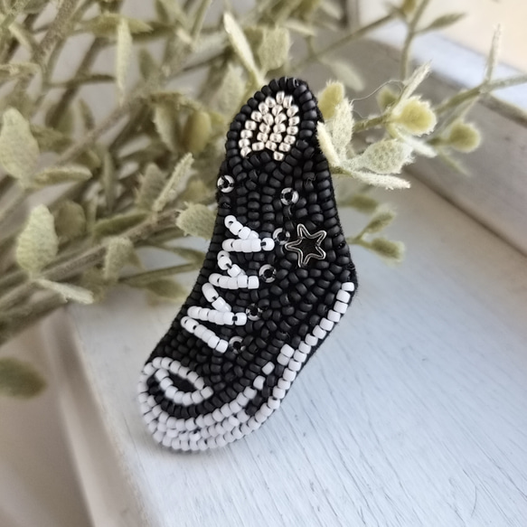 黒のスニーカー24*ビーズ刺繍ブローチ 4枚目の画像