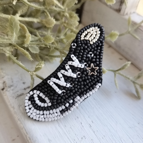黒のスニーカー24*ビーズ刺繍ブローチ ブローチ pinco 通販