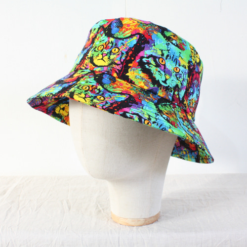 つば短めバケットハットタイプ○猫サイケデリックだにゃん