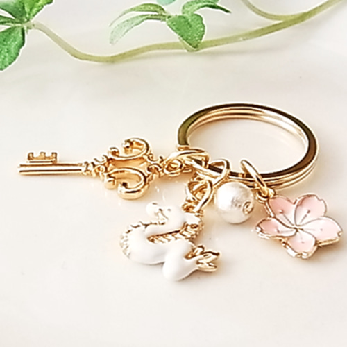 昇り白龍＆霞桜 干支キーホルダー＊コットンパール付＊辰年＊白