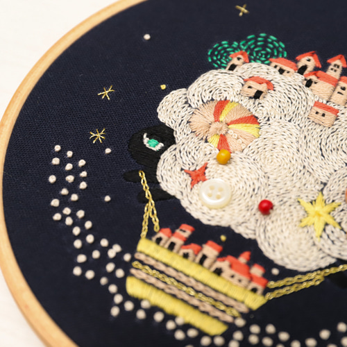刺繍雑貨 刺繍キット 「空飛ぶ魚の街」《空想街雑貨店》 | 空想街雑貨店