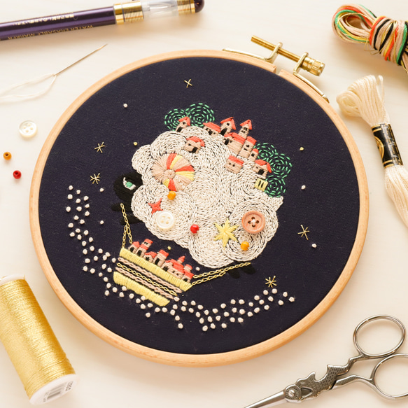 刺繍雑貨 刺繍キット 「空飛ぶ魚の街」《空想街雑貨店》 | 空想街雑貨店