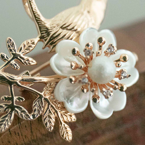 桜と小鳥のブローチ 白蝶貝 シェルフラワー 卒業式・入学式