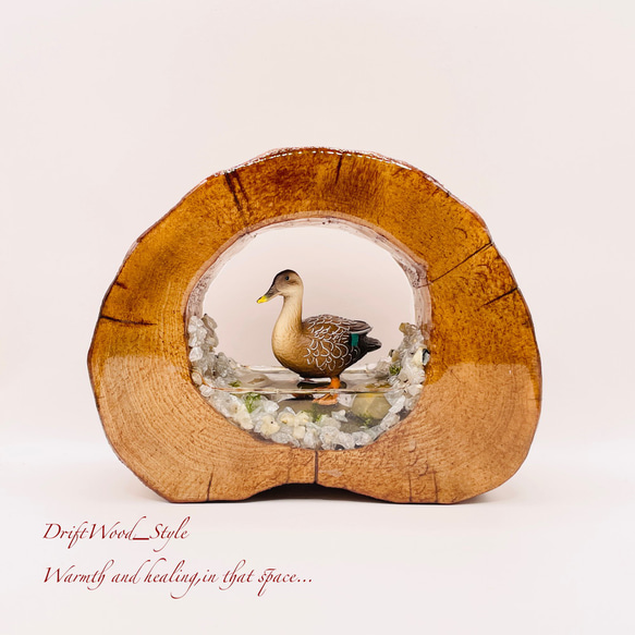 一つ限りの流木アート 水辺にたたずむカルガモ ジオラマ 流木 フィギュア 置物 鳥 インテリア レジン N6 1枚目の画像