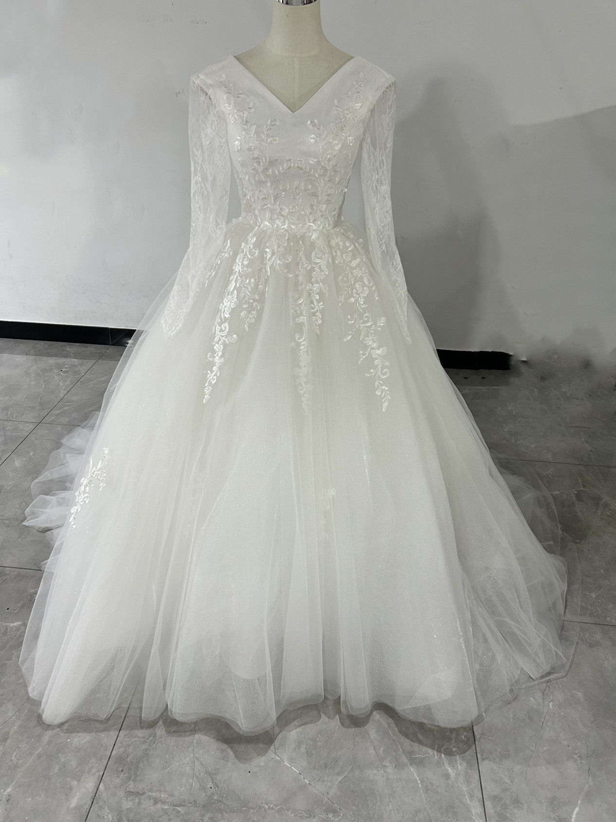 送料無料！ 上品！ウエディングドレス 上品透け袖 魅惑の花レース編み上げ 華やかなトレーン プリンセスライン 結婚式/