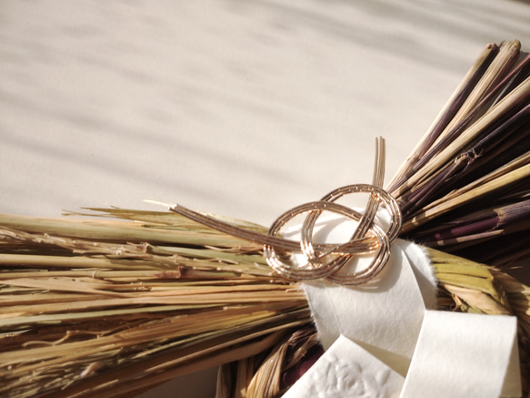 飯田水引と長野県産稲わらのしめ縄飾り：花柄の紙垂❀シャンパンゴールド 4枚目の画像