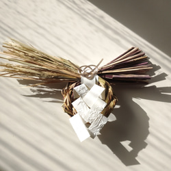 飯田水引と長野県産稲わらのしめ縄飾り：花柄の紙垂❀シャンパンゴールド 1枚目の画像