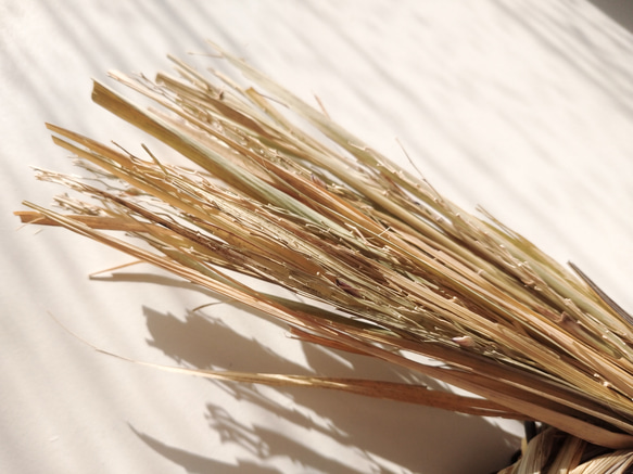 飯田水引と長野県産稲わらのしめ縄飾り：花柄の紙垂❀シャンパンゴールド 3枚目の画像