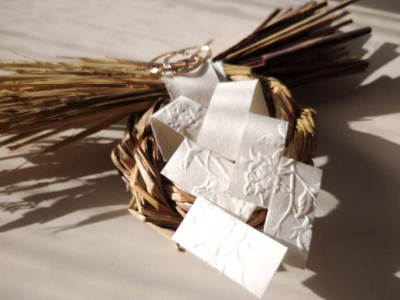 飯田水引と長野県産稲わらのしめ縄飾り：花柄の紙垂❀シャンパンゴールド 2枚目の画像