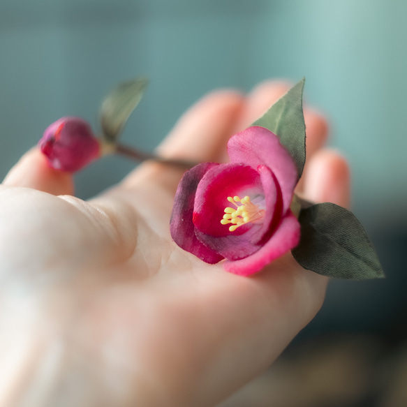 冬ツバキ の 布花 イヤーフック 　片耳用 4枚目の画像