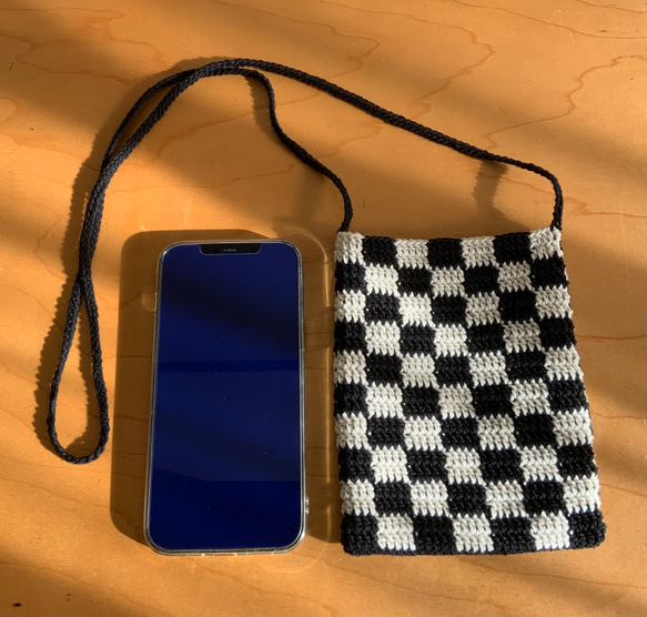 チェッカー × ホワイト　手編みのショルダーバッグ 2枚目の画像