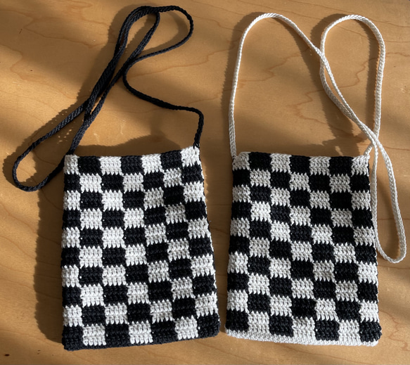 チェッカー × ホワイト　手編みのショルダーバッグ 3枚目の画像