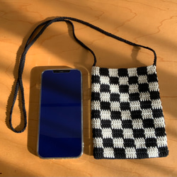 チェッカー × ブラック　手編みのショルダーバッグ 2枚目の画像