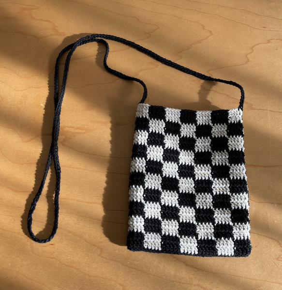 チェッカー × ブラック　手編みのショルダーバッグ 1枚目の画像