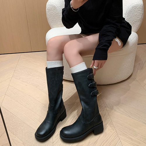 レトロに古いバックバンドを作って牛革のサドルブーツの長靴の高い 