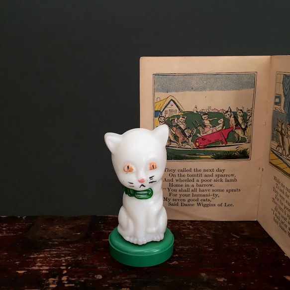 white catbottle /アンティーク白猫ガラスボトル ねこびん　北欧暮らしの道具　ギフト　プレゼント 1枚目の画像