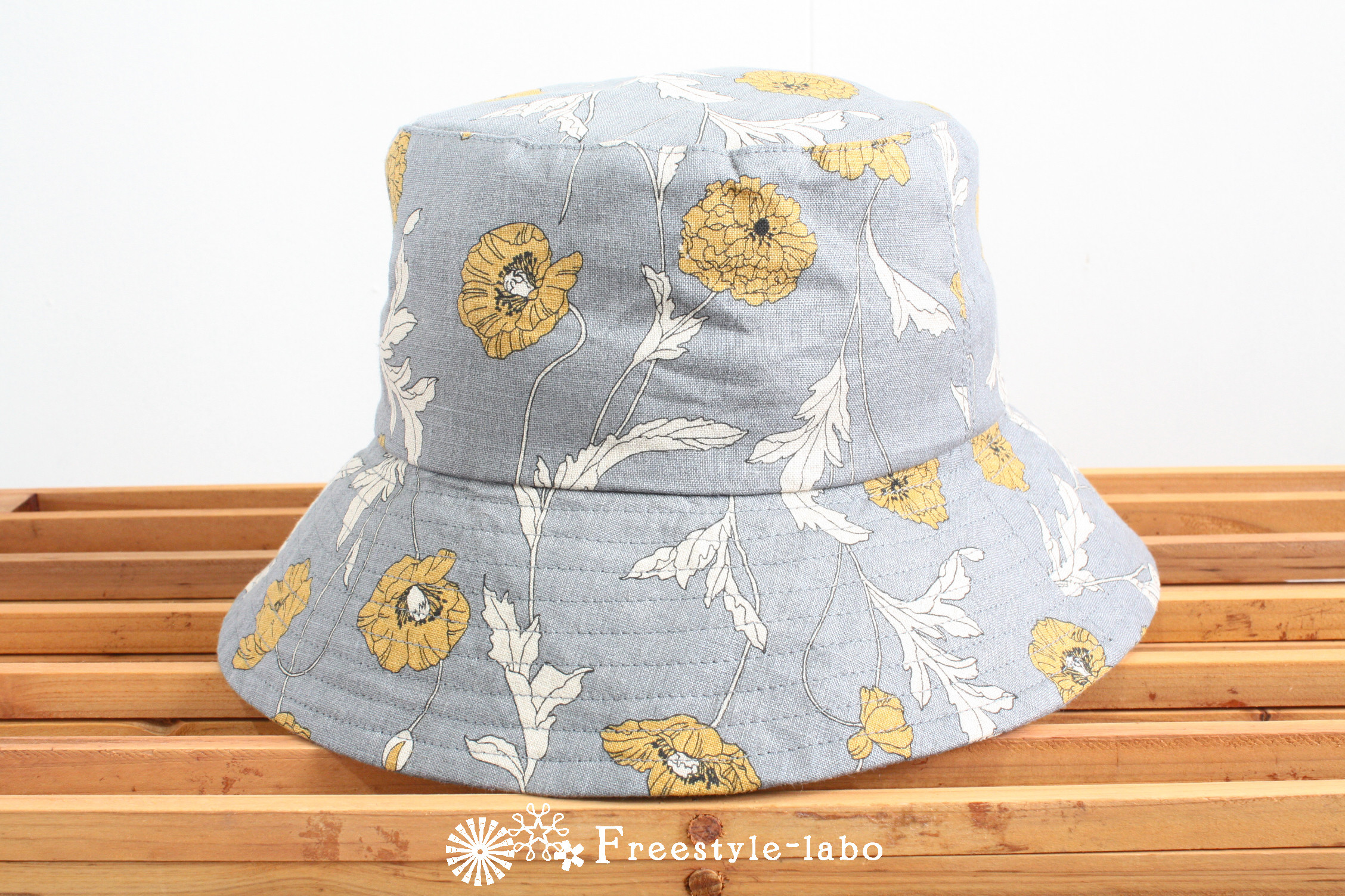 グレーリネンの花柄ハット　ナチュラル　春夏　帽子　紫外線対策　ファッション　おでかけ　キャンプ