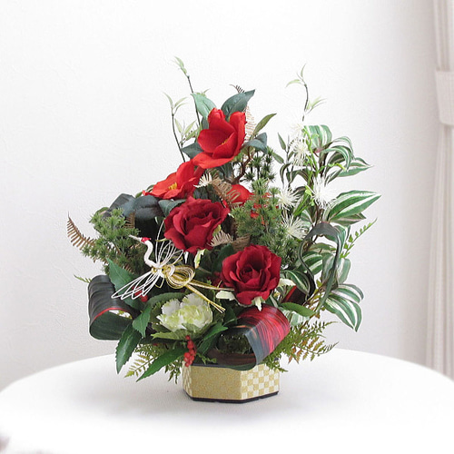 正月飾り～ミニ竹・赤椿・小松・葉牡丹・バラ入りお正月アレンジ 迎春