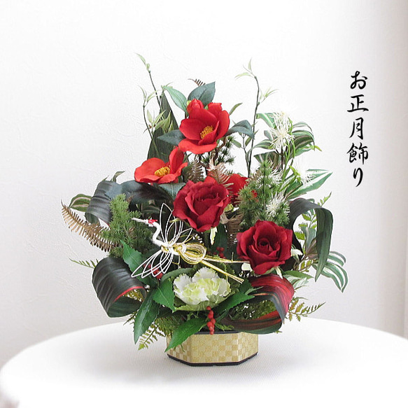 正月飾り～ミニ竹・赤椿・小松・葉牡丹・バラ入りお正月アレンジ 迎春