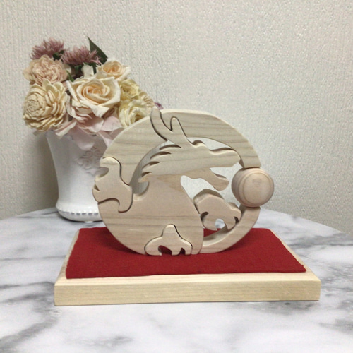 龍　ハンドメイド　縁起物 縁起物飾り 龍の玉を持った龍 台付き 木工ハンドメイド その他