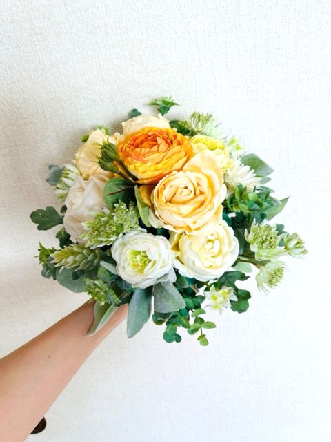 ダリアとラナンキュラスのクラッチブーケ　ブートニアセット　ウェディングブーケ ダリアとラナンキュラスのクラッチブーケ ブートニアセット