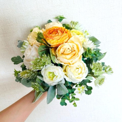 バラとラナンキュラスのクラッチブーケ（ブートニアの2点セット  