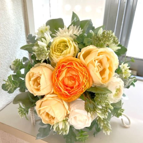 バラとラナンキュラスのクラッチブーケ（ブートニアの2点セット