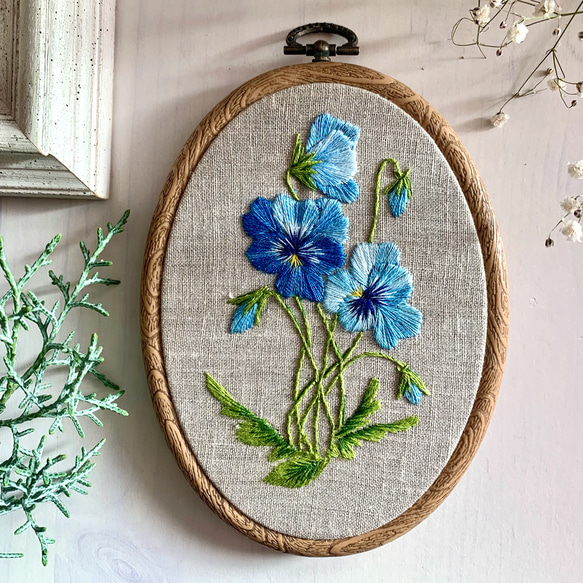 高級　　刺繍絵　　タペストリー 受注製作》ビオラ ボタニカルアートのようなミニ刺繍タペストリー
