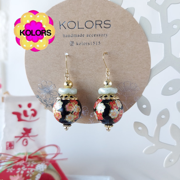 【ピアス or イヤリング 変更可】【梅の花（ブラック） ピアス・イヤリング】+++KOLORS+++ 1枚目の画像