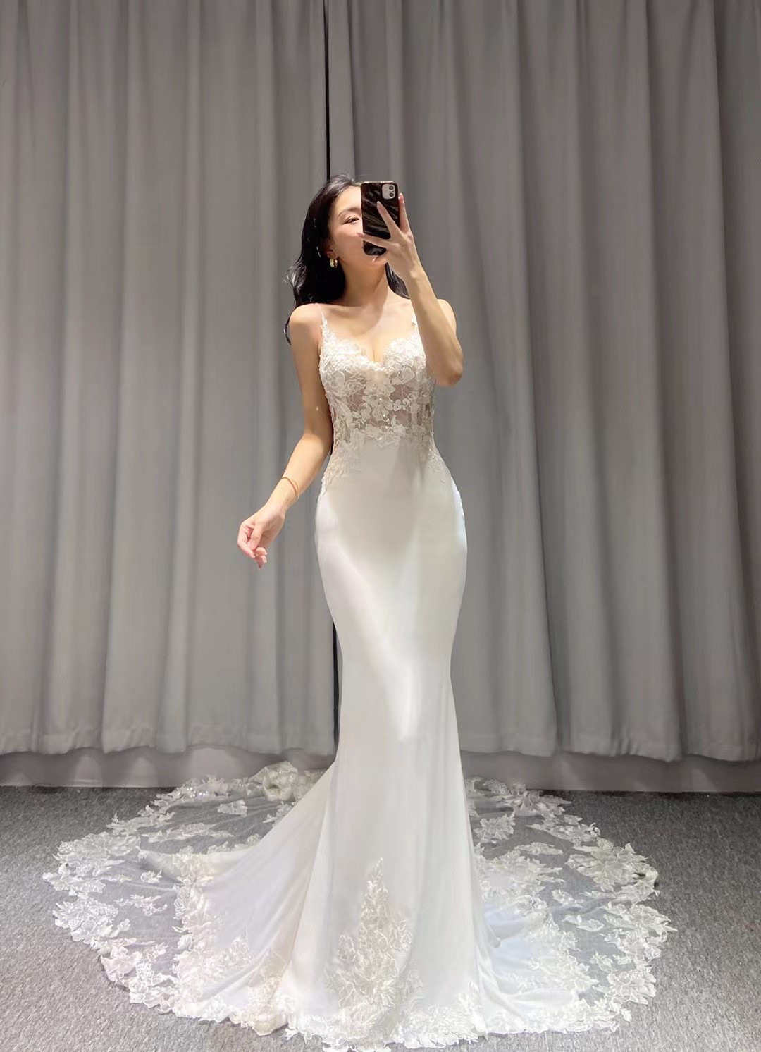 シアーな美しさ キャミソール 魅惑の花レースvネック 背中見せ