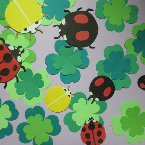 クローバー 大小24枚 （+テントウムシ） 〈春の壁面〉 画用紙