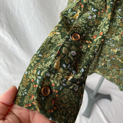 すっきり見えるギャザーブラウス：長そで（森の動物たち：グリーン