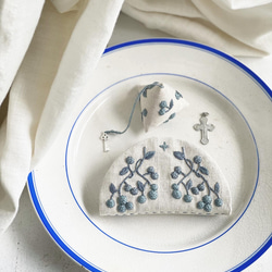 ｛刺繍キット｝青い実のお裁縫セット 1枚目の画像