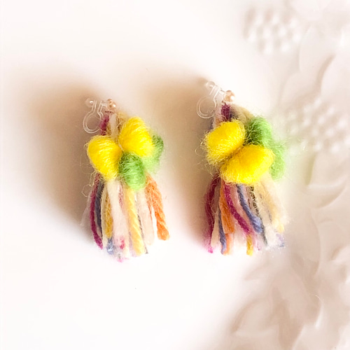 ふわふわ 毛糸タッセル 羊毛フェルトのリボン ピアス/イヤリング